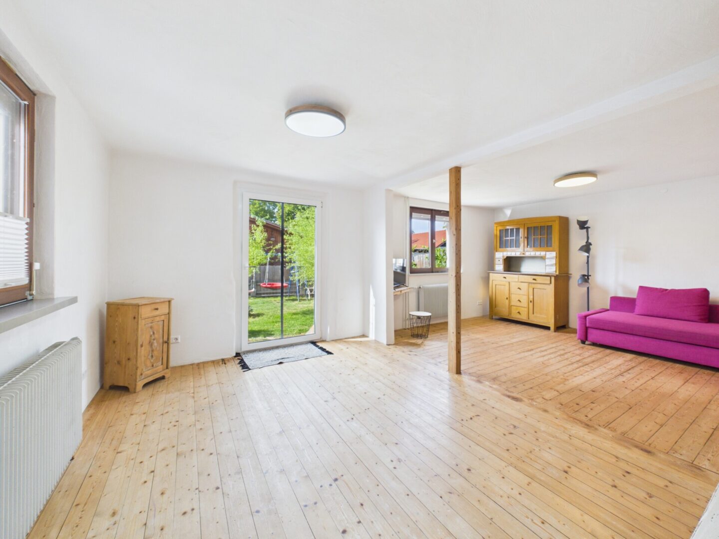 Helles Wohnzimmer mit direktem Zugang zum Gartenbereich
