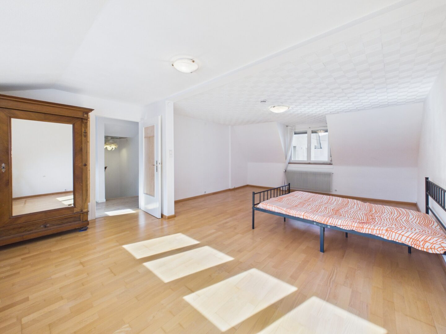 Großes Schlafzimmer im Obergeschoss