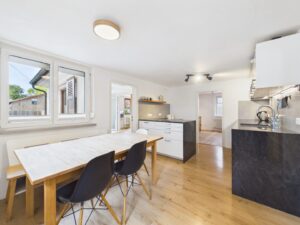 Schöne Küche mit Esszimmer