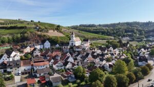 Historischer Ortskern von Istein mit den Weinbergen im Hintergrund
