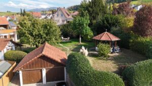 Bereits vorhandene Doppelgarage und Gartenpavillon