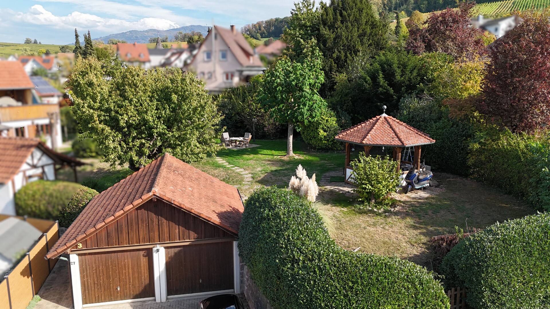 Bereits vorhandene Doppelgarage und Gartenpavillon