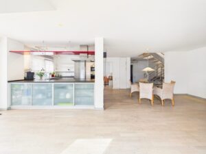 Wohn- und Esszimmer mit Zugang zu zwei der drei Balkone