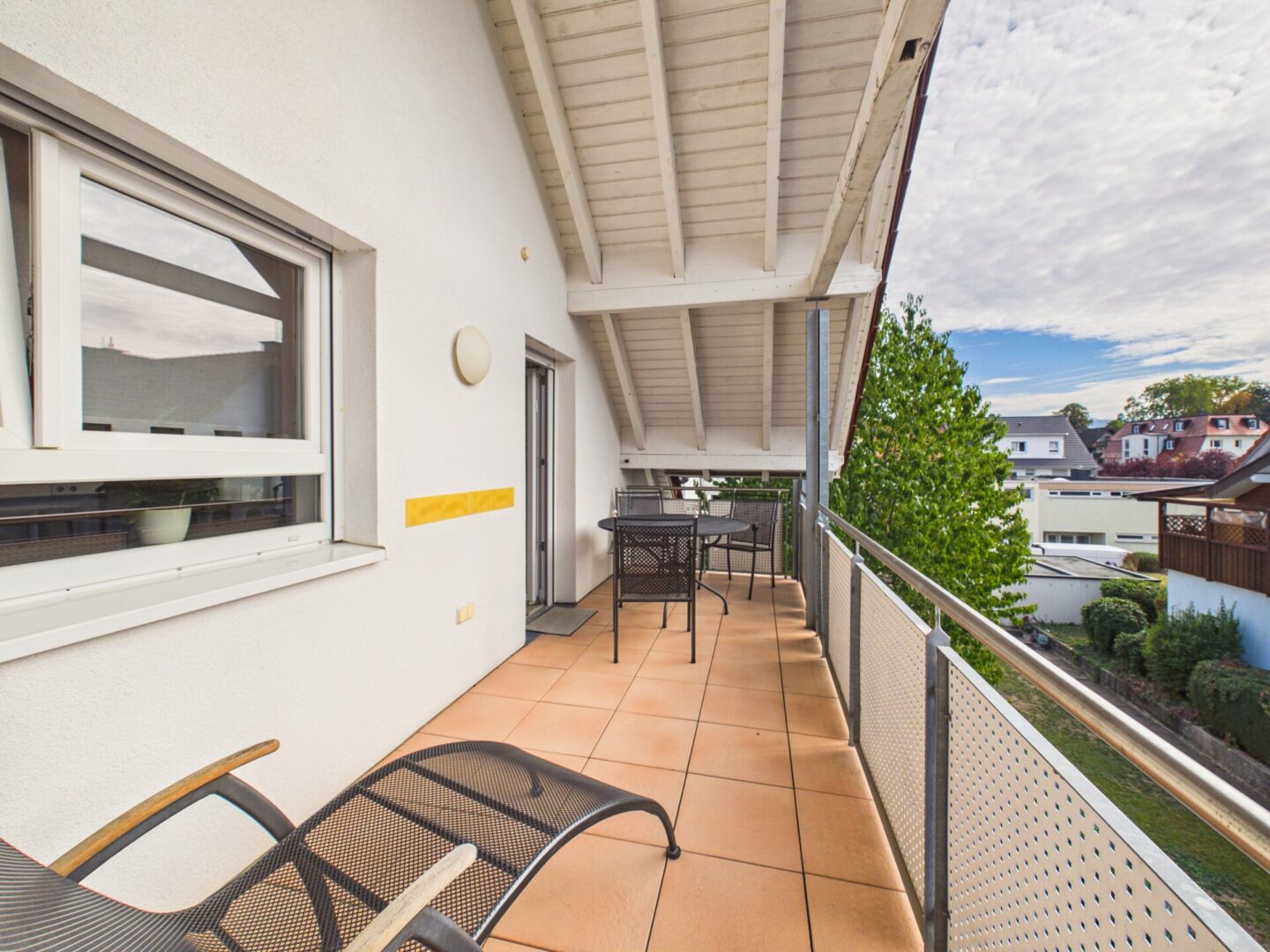Großer Balkon mit Blick ins Grüne