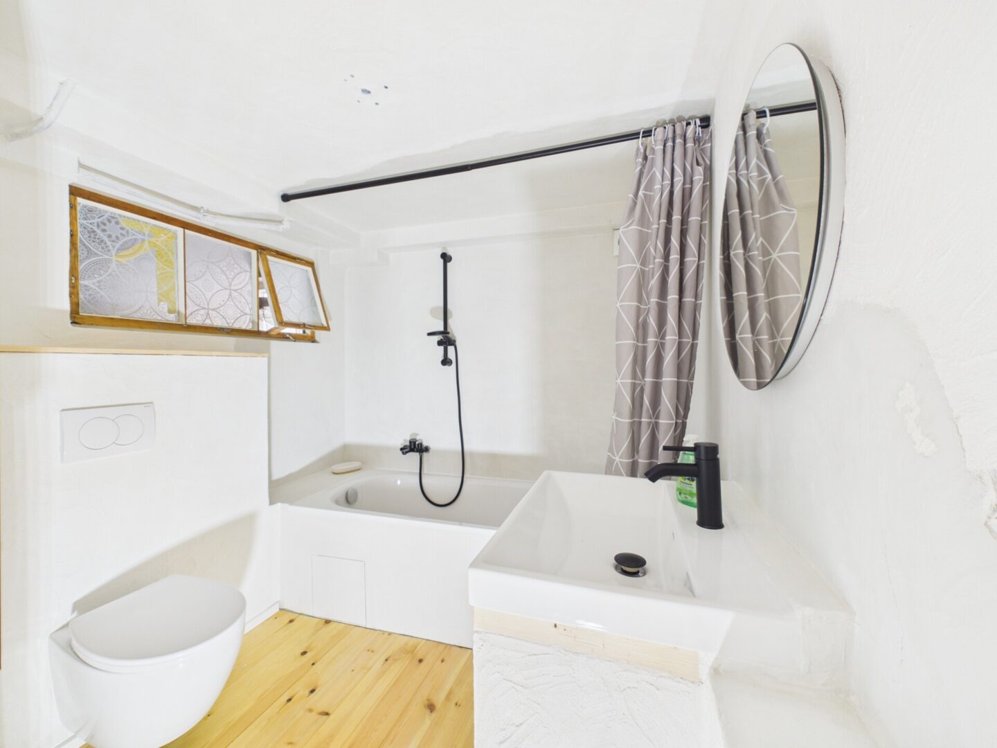 Neues Bad mit Badewanne aus 2025 im Erdgeschoss