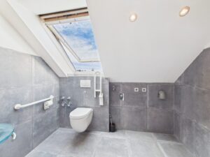 Zusätzliches WC mit Waschmaschinenanschluss